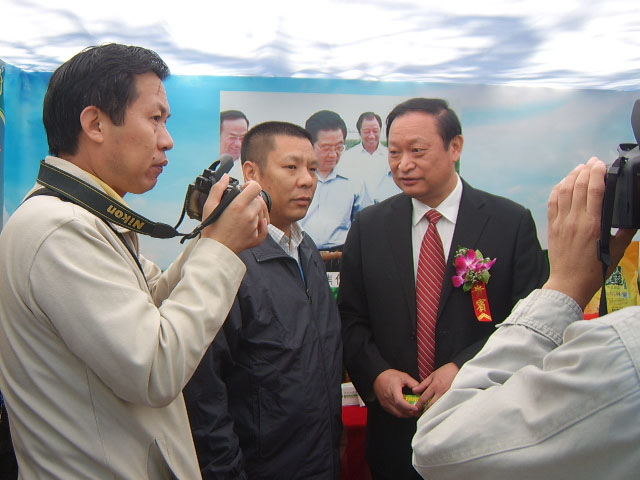 国家卫生部副部长王国强与付国福董事长亲切合影