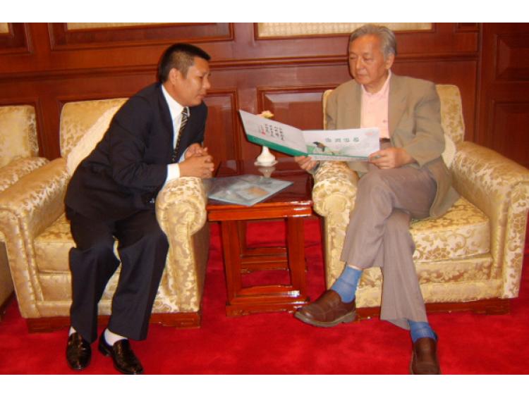 国家外国专家局局长马俊如在听取付国福董事长做汇报